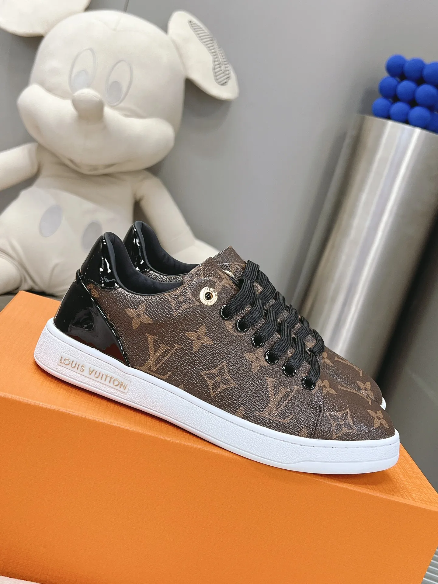P700👟👟 𝙇𝙑 𝟐𝟎𝟐3/𝐒𝐒 𝐧𝐞𝐰 𝐓𝐢𝐦𝐞 𝐨𝐮𝐭# New thick-soled white shoes This series is simply too eye-catching, a must-have fashion item! The bright and jumping letter logo design is full of energy, sweet and salty. Continuing the previous heightening version, it is as easy to wear as ever, a sincere work! ! The upper is made of imported silk cowhide, with a delicate texture comparable to zP! Lining/foot pads are made of cowhide, durable and wear-resistant. The original molded TPU outsole, the details are consistent with the original. Please distinguish it from cheap products on the market Size: 35-44
